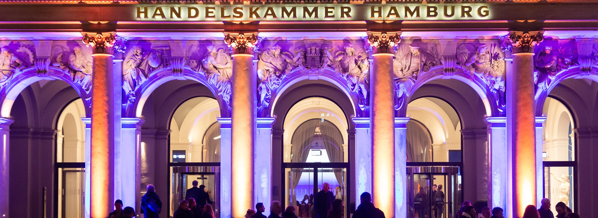 Handelskammer Hamburg von außen bei Nacht